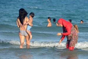 Londono ir Paryžiaus merai kritikuoja burkinių draudimą