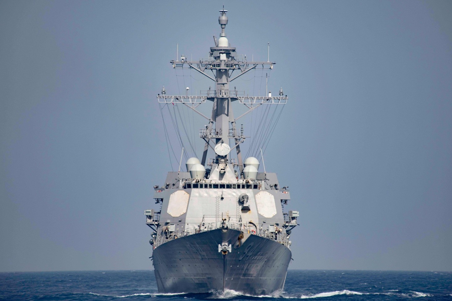 Keturi Irano laivai nesaugiai priartėjo prie JAV laivo „USS Nitze“.<br>AFP/“Scanpix“ nuotr.