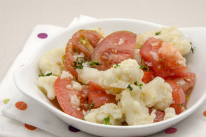 Kalafiorų ir pomidorų salotų receptas keliauja iš lūpų į lūpas