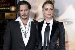 J. Deppas labdarai nusiuntė pirmą A. Heard atitekusią sumos dalį