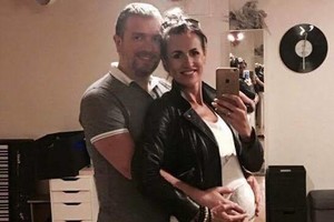 Besilaukianti Katažina Zvonkuvienė parodė suapvalėjusį pilvuką