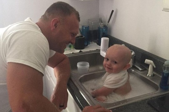 Policininkai kriauklėje prausė girtos motinos apvemtą mažylį