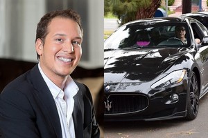 Blondinė pavogė ir apdaužė milijonieriaus A. Perezo automobilį