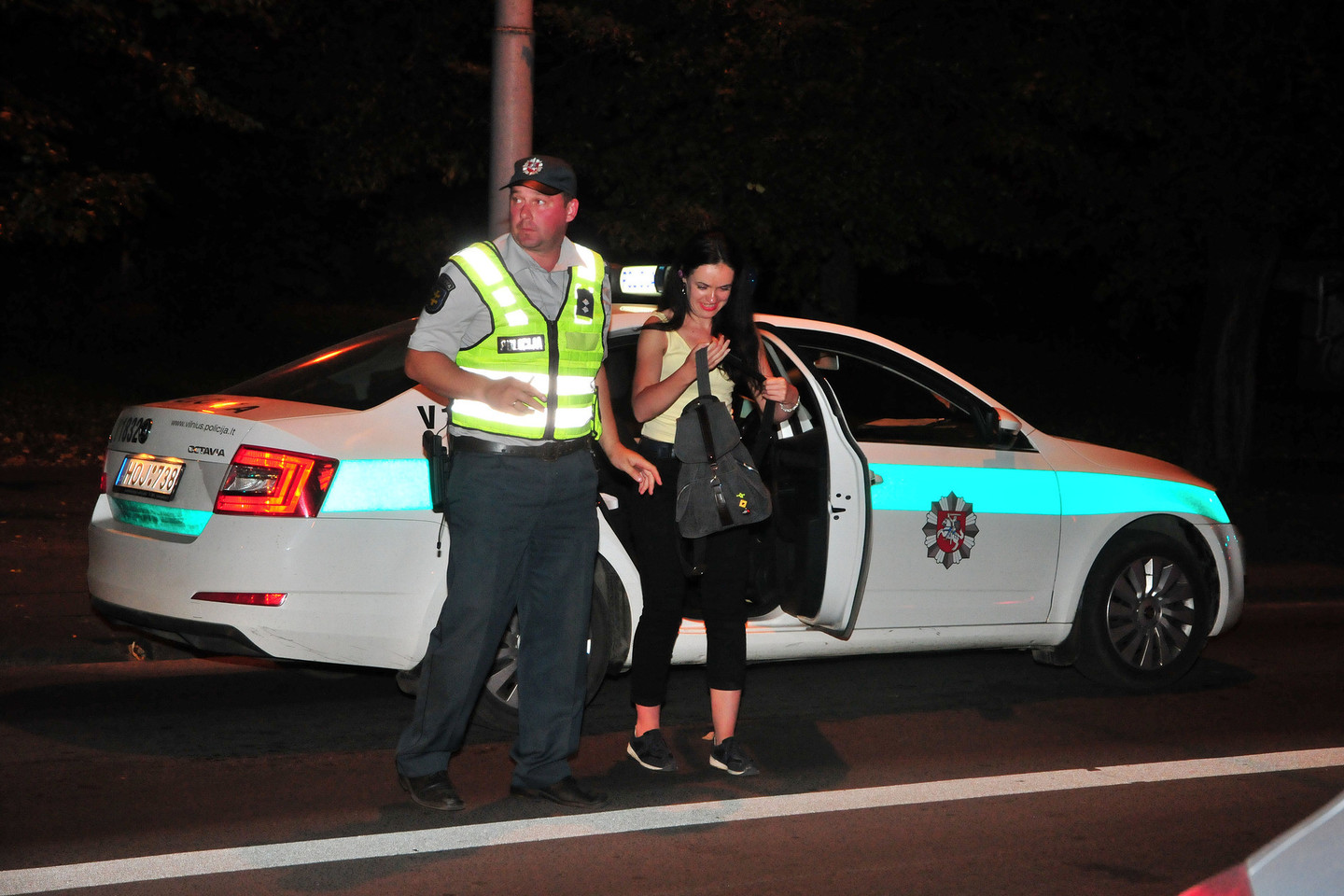 Vos po ratais policininkų automobiliui nepatekusiai pėsčiajai skirta 11 eurų bauda.<br>A.Vaitkevičiaus nuotr.