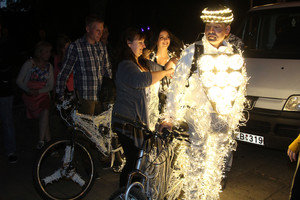 „Šiaulių naktyse“ – šviečiančių žmonių paradas