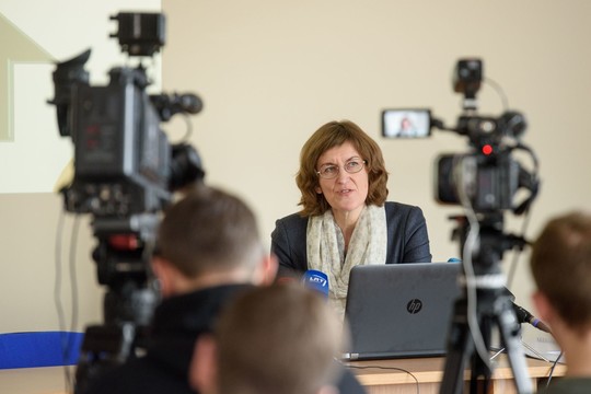 Griežtins viešųjų pirkimų komisijų narių ir akušerių kontrolę?