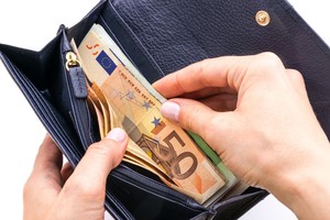 Kaip laikyti pinigus, kad jų ne mažėtų, o savaime daugėtų