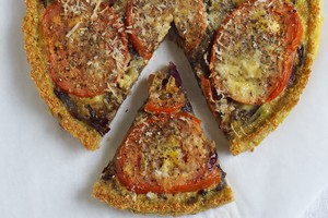 Vos pusvalandis, ir ant stalo – sveikuolių pyragas su pomidorais