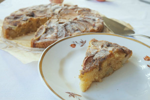 Lengvai pagaminamas obuolių pyragas dings nuo stalo neataušęs