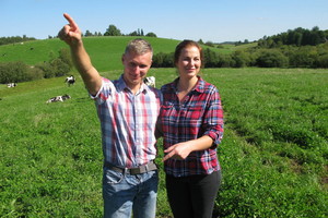 Dviejų ūkininkų atžalos po vestuvių spaudžia sūrį