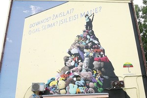 Skaudulį krapštys ant sienos nupiešta tikra našlaitė