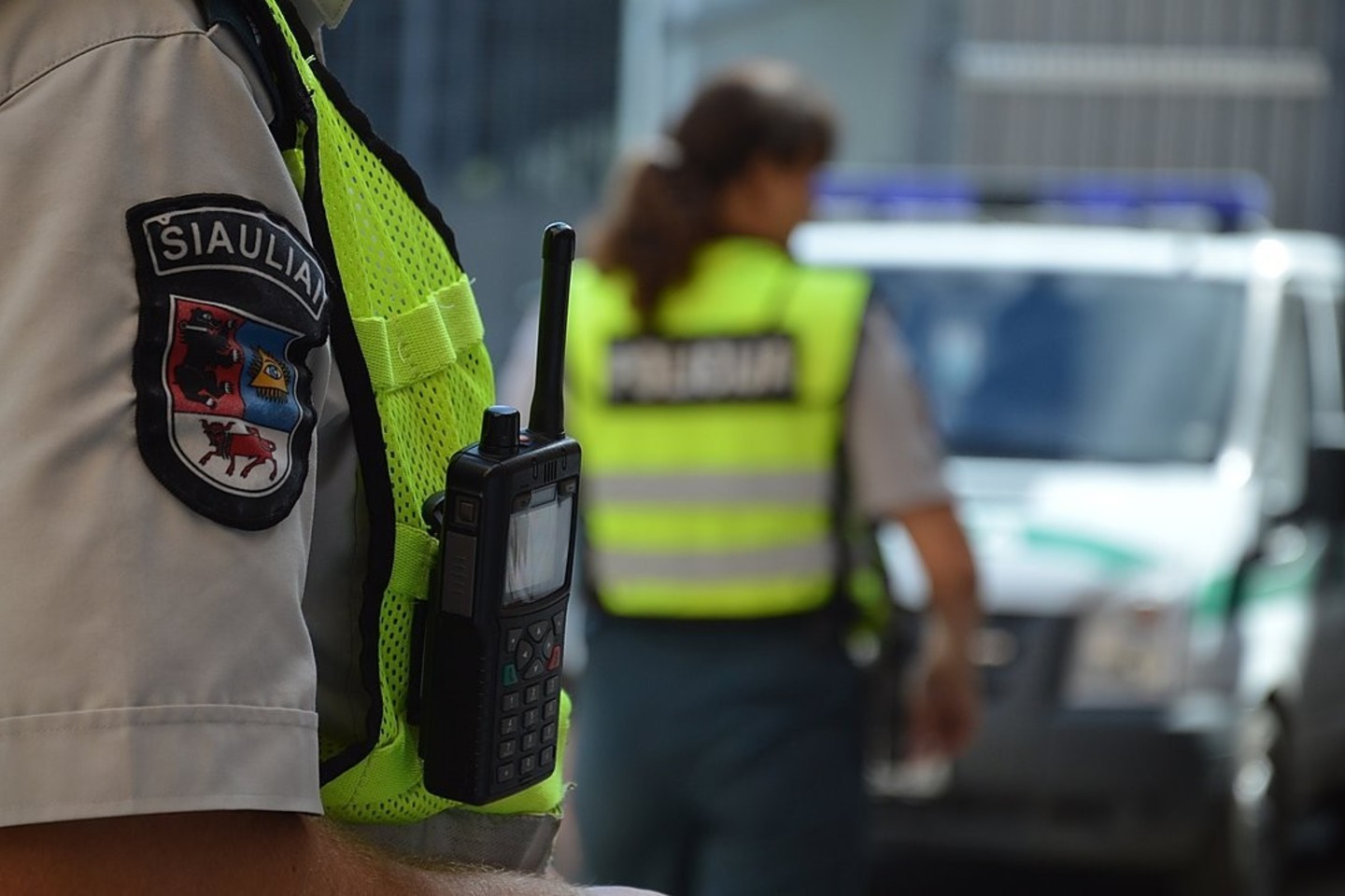 Į iškvietimą skubėjusi pareigūnė atsitrenkė į kapinių tvorą.