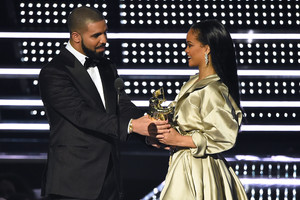Drake'as viešai išreiškė savo meilę Rihannai