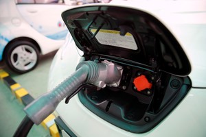 Elektromobilio revoliucija: ne įkrauti, o užsipilti
