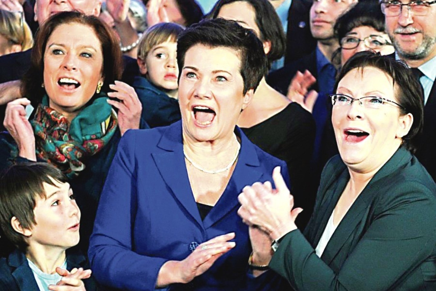 Trečiąją kadenciją Varšuvai vadovaujanti H.Gronkiewicz-Waltz (viduryje) siejama su korupcijos skandalu.