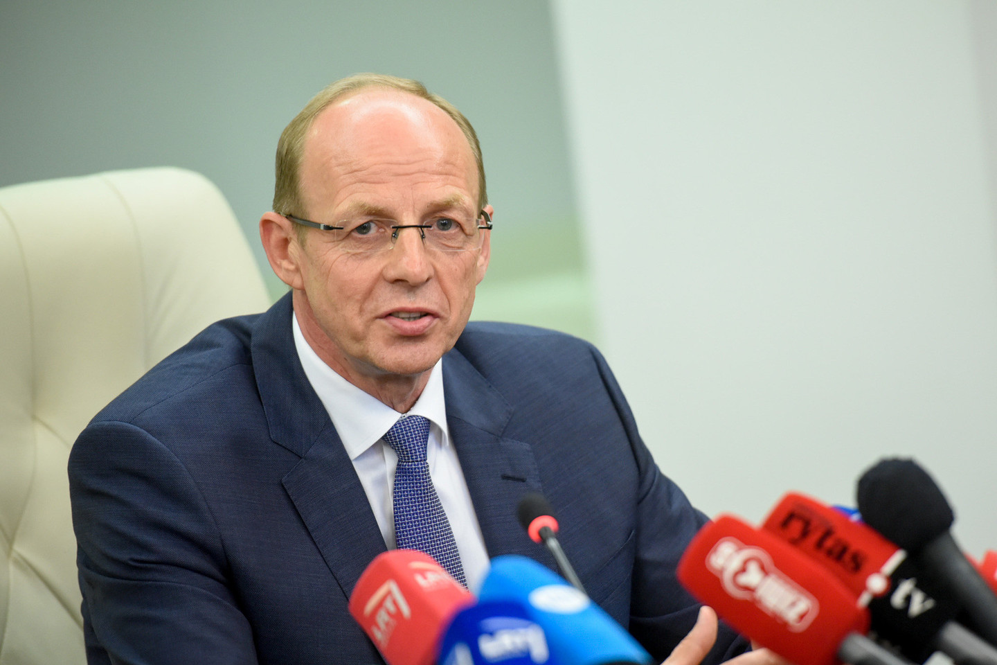 J.Milius sako, kad pasitraukimas turint įtariamojo statusą itin pakenktų pereinant dirbti į tarptautines organizacijas.