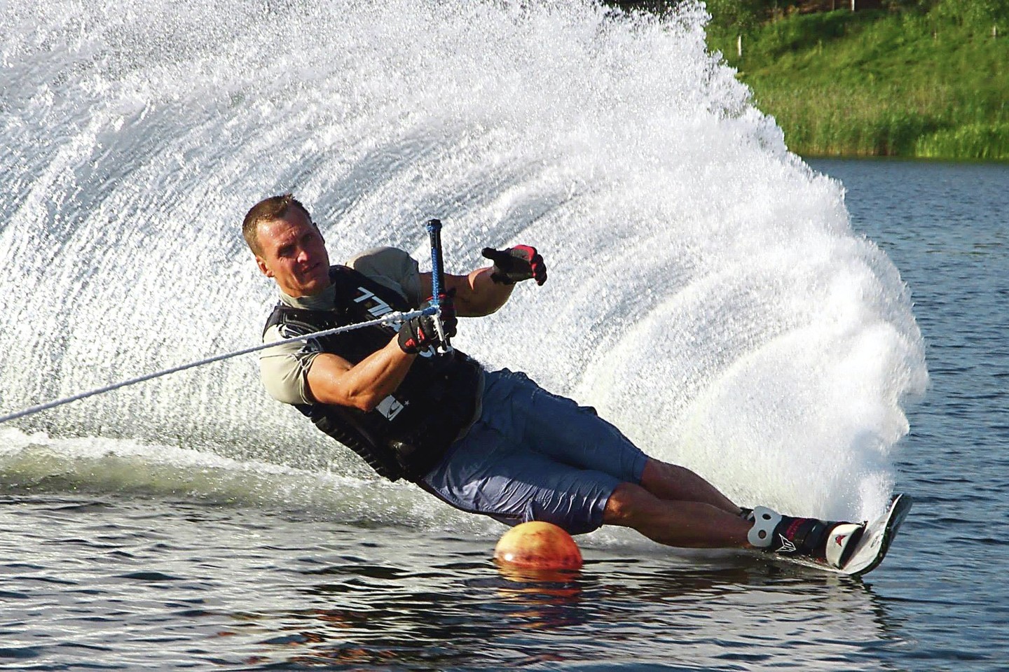 R.Lažinsko teigimu, vandens slidinėjimas – ideali sporto šaka: grynas oras, saulė, vanduo. Žmonės stiprėja fiziškai ir patiria puikių emocijų.<br>V.Balkūno nuotr.