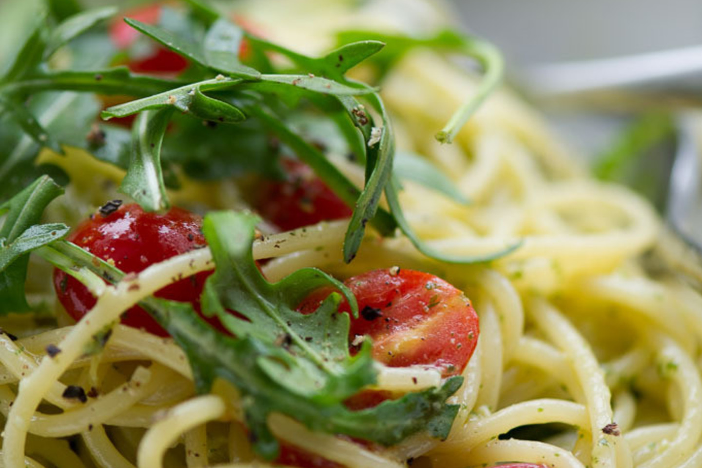 Greita vakarienė: itališka pasta su pomidorais ir gražgarsčių pesto<br>Nuotr. iš „Nidos receptai“.
