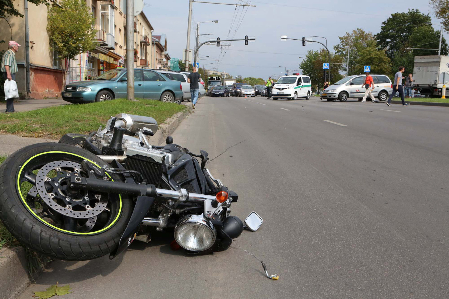 Susidūrė taksi automobilis ir motociklas.
