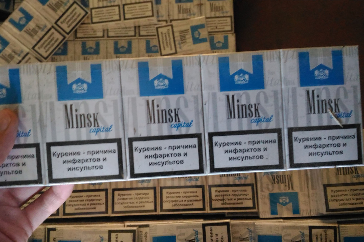 Kontrabandos sulaikymas Kybartuose – baltarusiškos cigaretės slėptos po kasos aparatų juostomis.