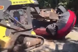 Dukrą su vaikinu aptikęs tėtis jos „Audi“ pavertė metalo laužu