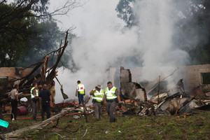 Neįtikėtina: moteris žuvo prie namo sprogus kalnui oro pagalvių