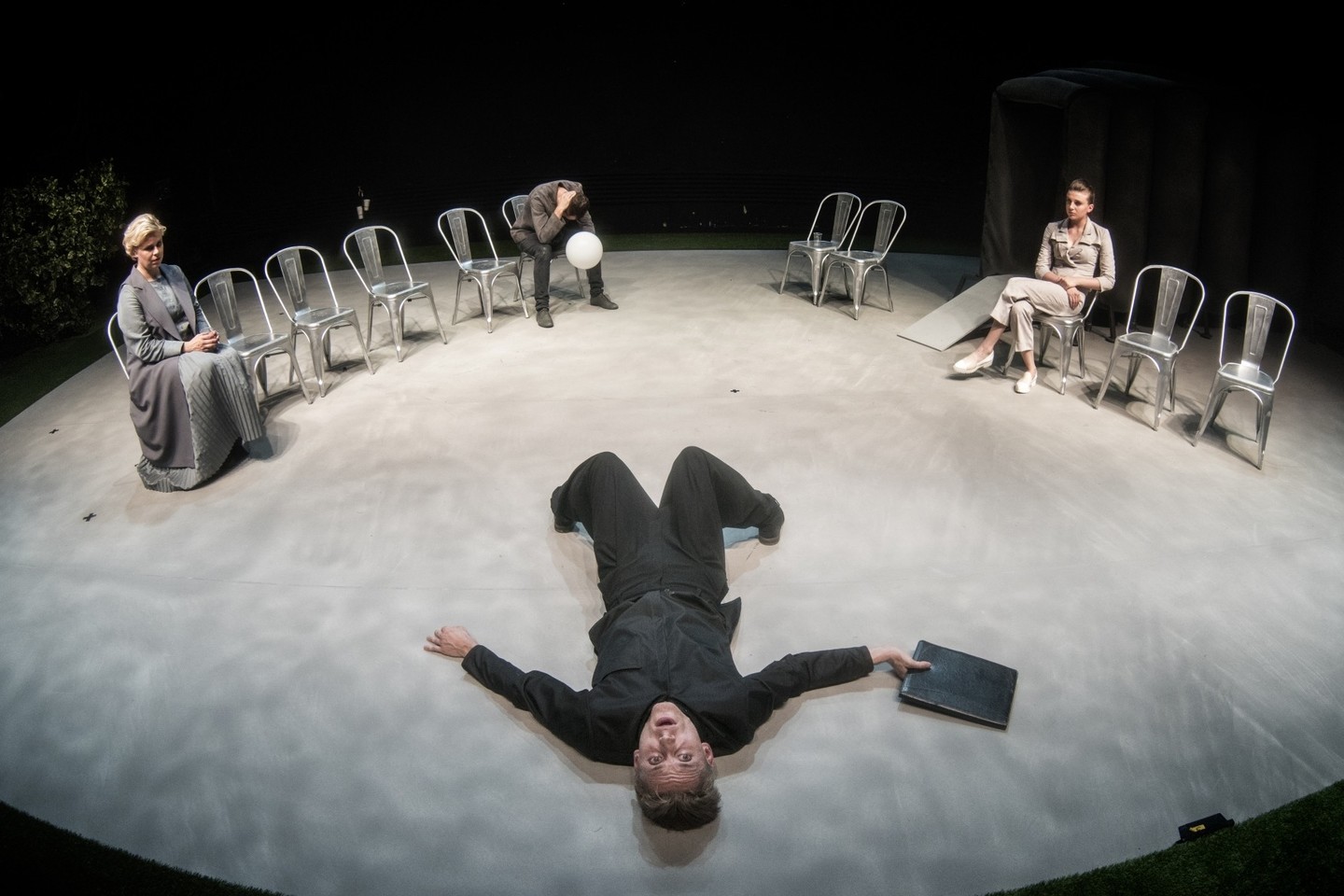 LNDT scenoje – „Bestuburiada“.