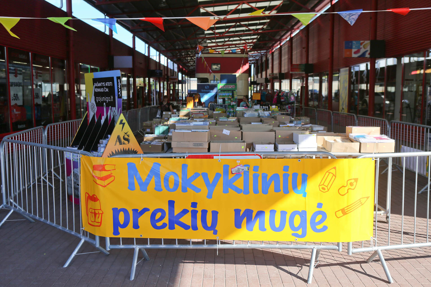 Kauniečiai ir aplinkinių rajonų žmonės mokyklinių prekių dairosi prekybos miestelyje „Urmas“.<br>G.Bitvinsko nuotr.