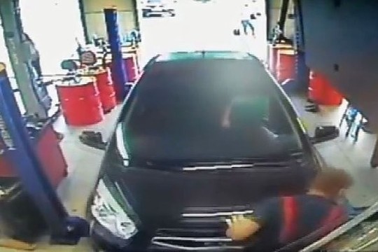 Pedalus supainiojusi moteris prispaudė mechaniką prie sienos