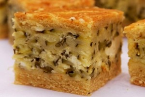 Pikantiškas „Draugystės“ pyragas su varške ir cukinijomis