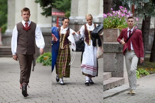 Per Rugsėjo 1-ąją LEU studentai puošėsi ir tautiniais drabužiais