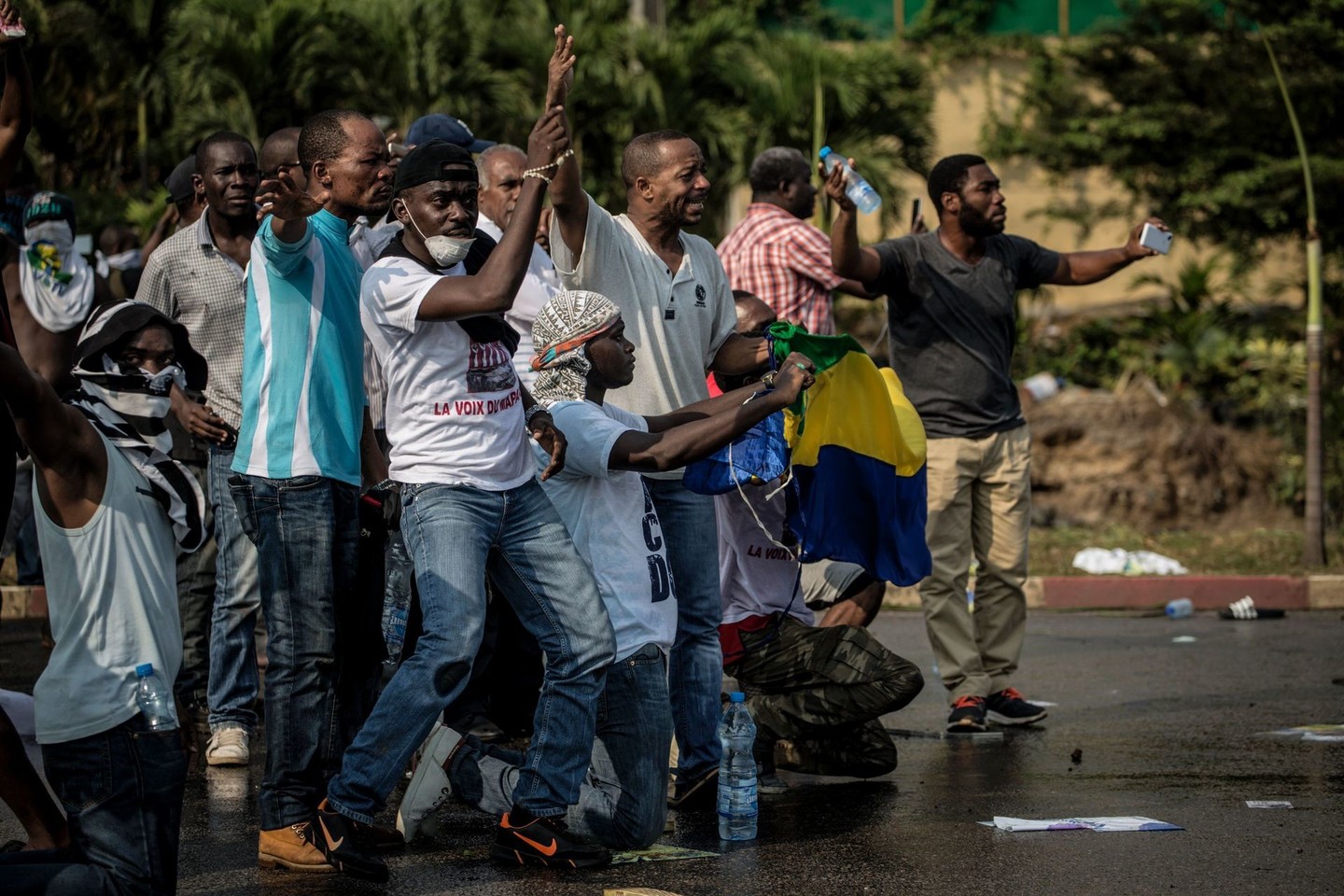 Gabone saugumo pajėgos šturmavo opozicionieriaus J.Pingo būstinę.<br>AFP/“Scanpix“ nuotr.