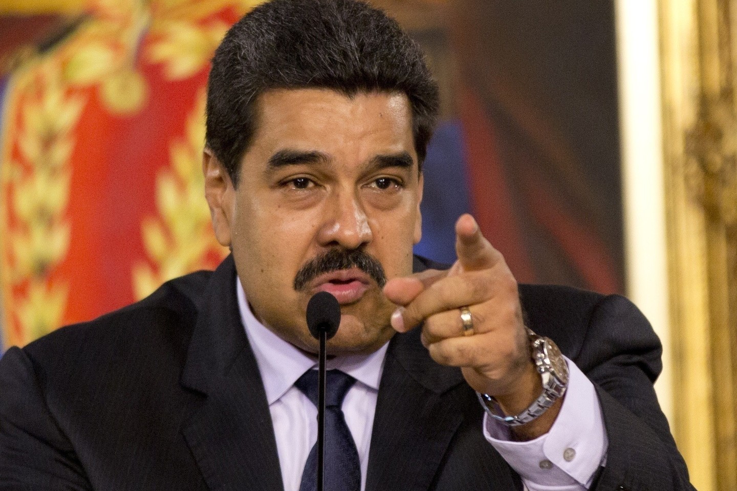 N.Maduro spaudžiamas atsistatydinti iš prezidento posto.