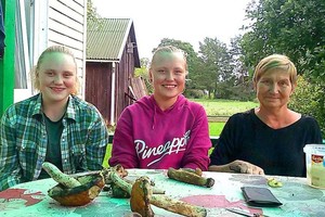 Tragiškų mirčių serijos iškankintos seserys rado trapią užuovėją