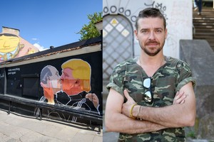 Politikų bučinio ant sienos autorius praskleidė paslapties šydą