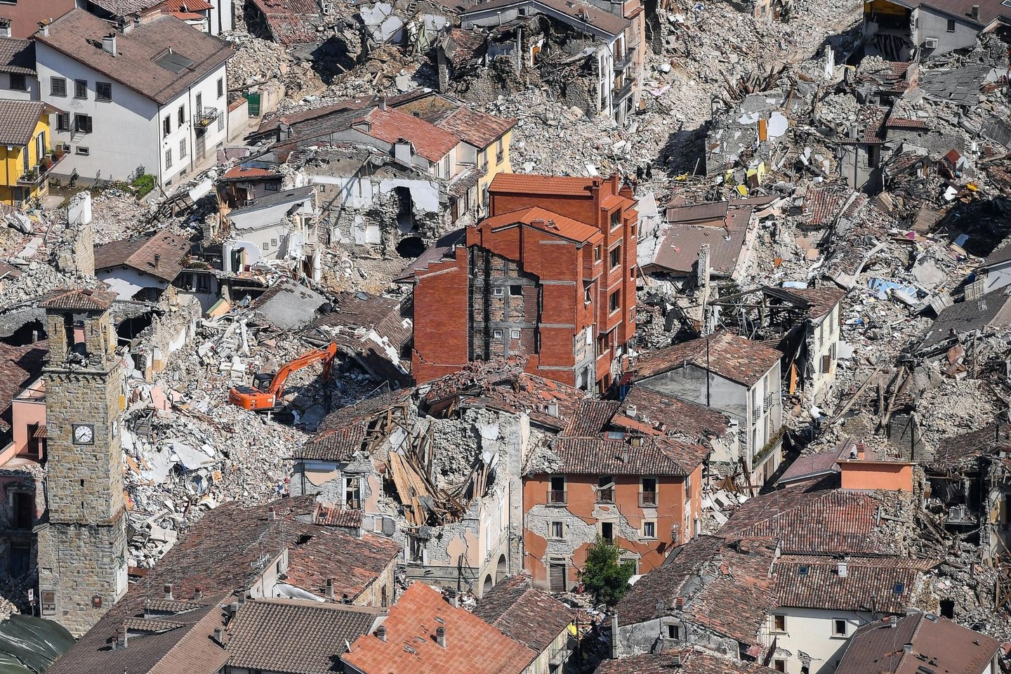 Rugpjūčio 25-ąją centrinėje Italijos dalyje įvyko 6 balų žemės drebėjimas.