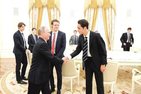 Britai iš prestižinės mokyklos gyrė juos priėmusį V. Putiną