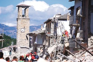 Dėl žuvusiųjų per žemės drebėjimą italai kaltina mafiją