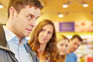 Atsistojau į eilę prie „Express“ kasos. Tada beliko tik keiktis