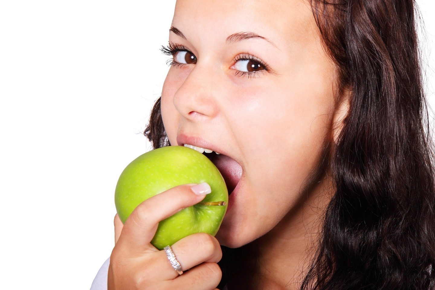 Traškus ir girgždantis šviežio obuolio kąsnis ar saldaus arbūzo gurgždėjimas burnoje sustiprina jų skonį.