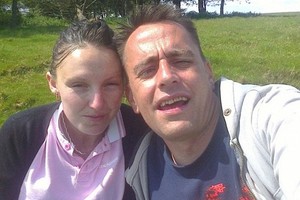 Moteris atrodo taip jaunai, kad vyrą apkaltino pedofilija