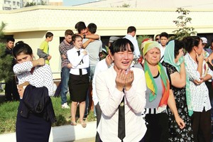 Lyderio netekę raudantys uzbekai bijo ateities