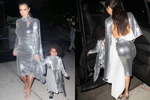 Kim Kardashian trimetę dukrą rengia tokiomis kaip jos suknelėmis