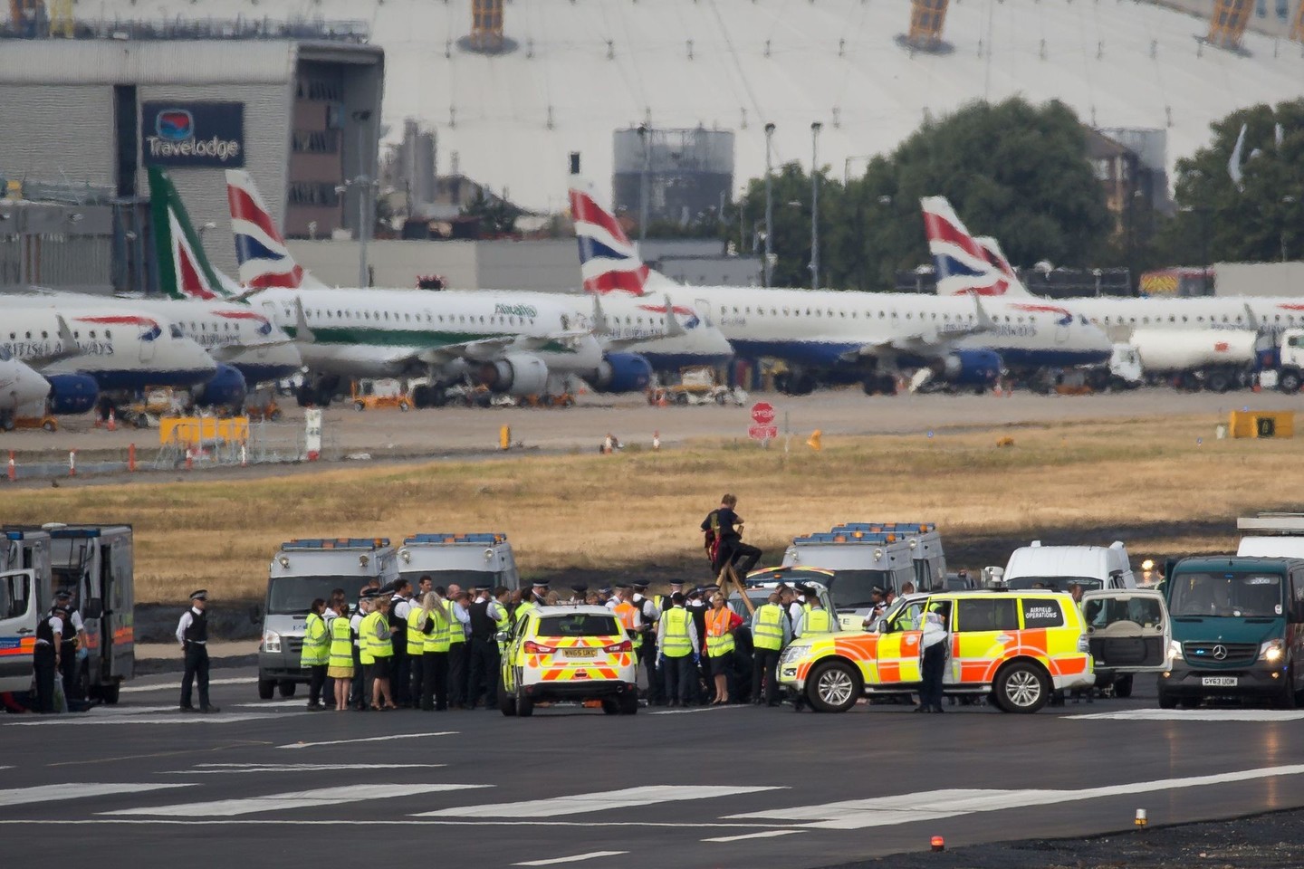 Grupuotės BLM nariai protestavo Londono Sičio oro uoste.