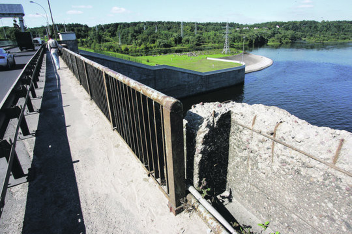 Neseniai remontuotas Kauno hidroelektrinės tiltas bilda dėl atsilaisvinusių tvirtinamųjų detalių, turėklai jau apėję rūdimis.<br>„Lietuvos rytas“