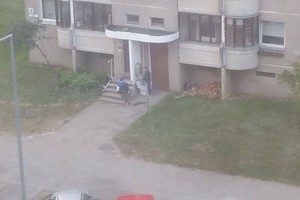 Kaimynas pro langą užfiksavo nemalonų jaunuolių pokštą