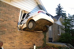 Ir kaip jie ten pateko? Beprotiškiausios automobilių avarijos