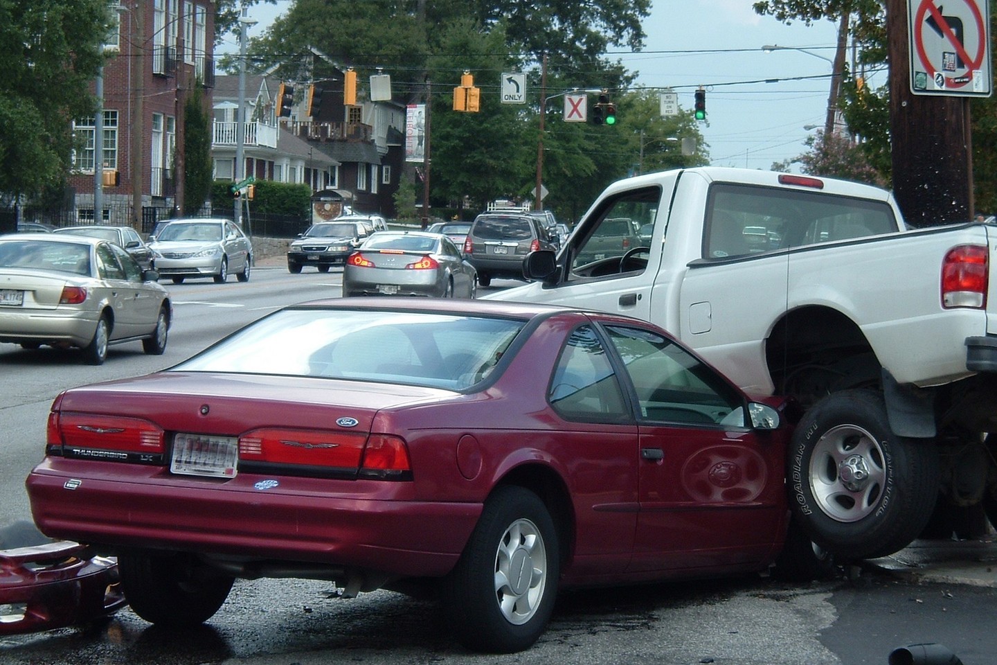 Beprotiškiausios automobilių avarijos nustebins ir visko mačiusius vairuotojus.<br>Glen Edelson/Flickr.com nuotr.