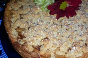 Nuostabiai skanus trupininis pyragas su obuolių putėsiais