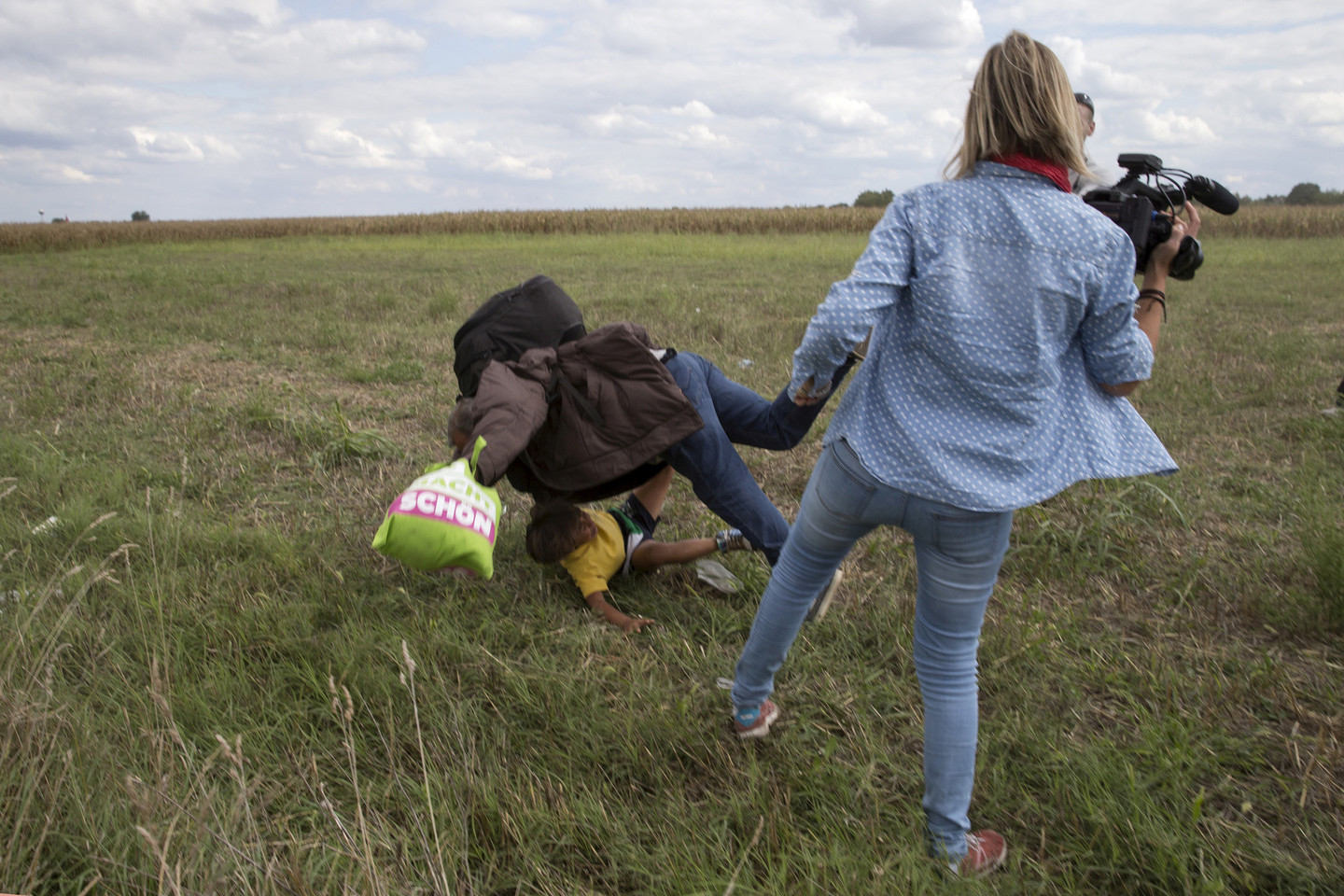 Vengrijos prokurorai pranešė, kad televizijos operatorei, kuri buvo nufilmuota spardanti ir bandanti pargriauti migrantus prie Sirijos sienos 2015-ųjų rugsėjį, buvo pateikti kaltinimai dėl viešosios tvarkos pažeidimo